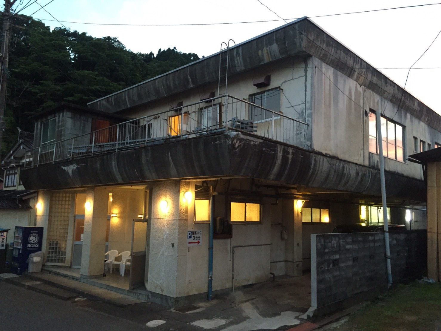 夕方の外観